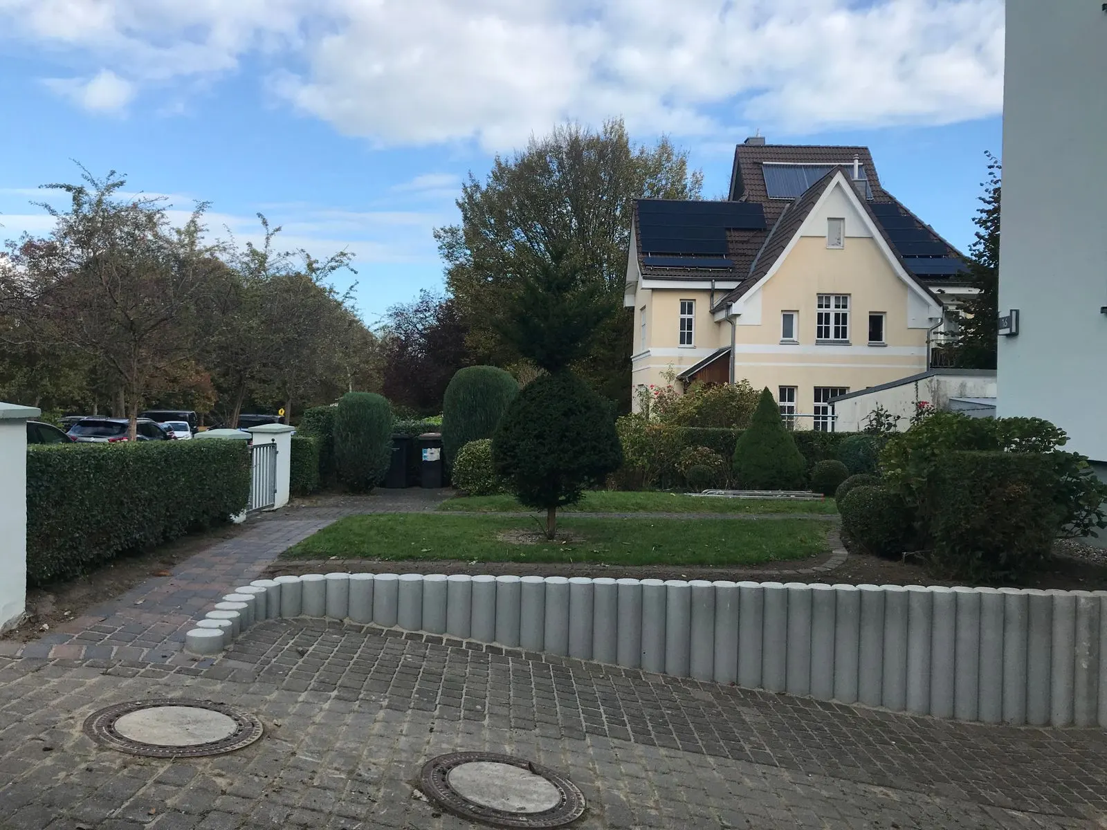 Neu gepflasterte Einfahrt mit Betonpalisaden-Rondell