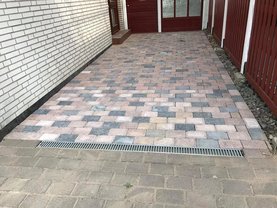 Gepflasterter Hofdurchgang mit Entwässerungsrinne